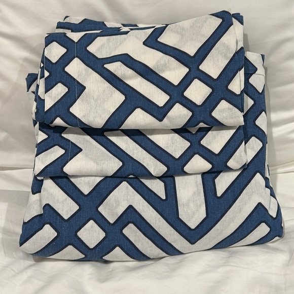 Pottery Barn Duvet Cover & Shams (Queen) - Picture 3 of 4